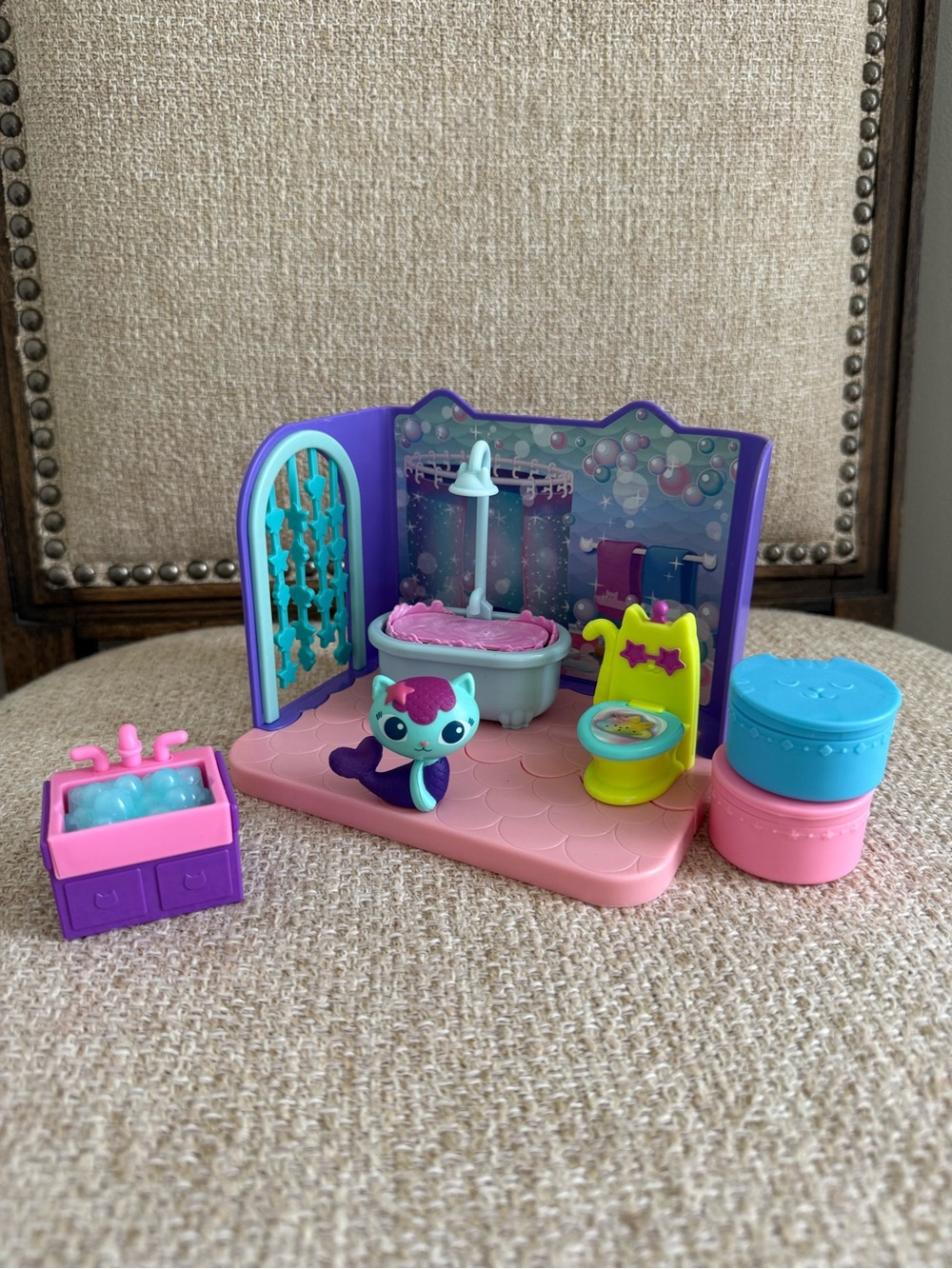 Gabby’s Dollhouse MerCat’s Primp and Pamper Bathroom playset Room with figure